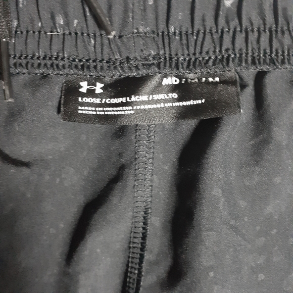 Under Armour Loose Black Medium Shorts - Picture 4 of 16